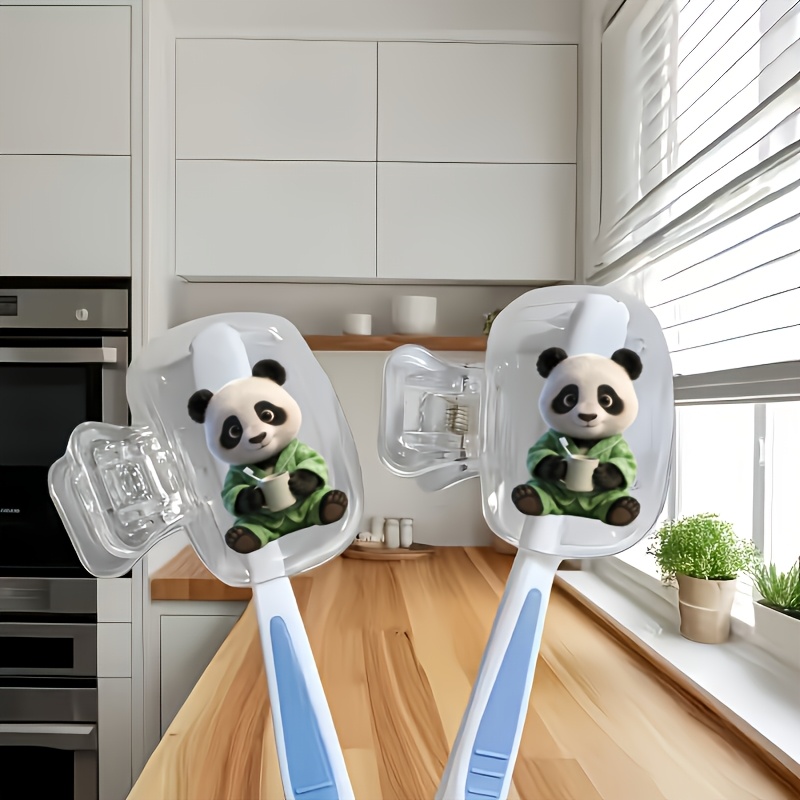Home Essentials Bathroom Accessories - แพนด้าน่ารักในชุดนอนสีเขียว 2 ชิ้น กล่องใส่แปรงสีฟันแบบพกพา คลิปหนีบเก็บของ เหมาะสำหรับใช้ในบ้าน